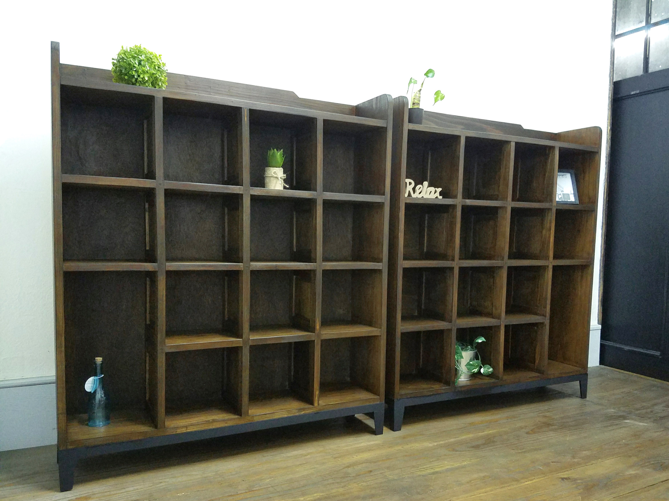 Antique style large capacity Industrial book shelf の画像